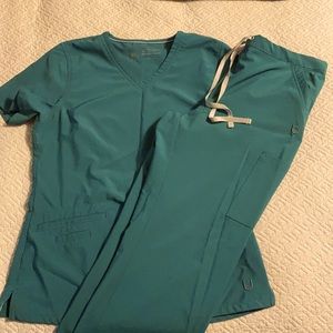 Urbane performance scrub set